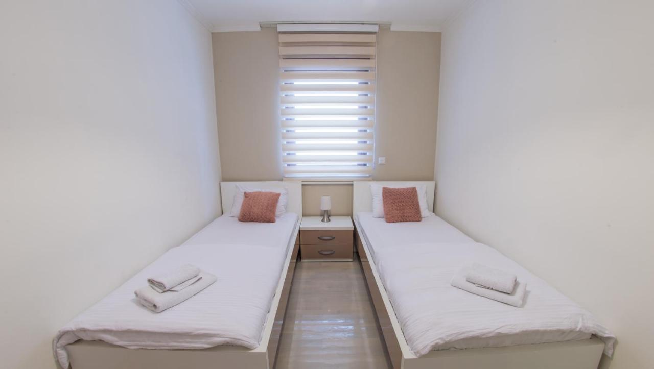 Apartment Light De Luxe - With Old Bridge View โมสตาร์ ภายนอก รูปภาพ